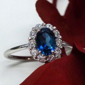 Anillo Rosetón Oro blanco con Topacio London Blue y Diamantes