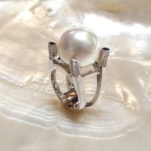 Anillo Oro blanco con Perla Australiana y Diamantes