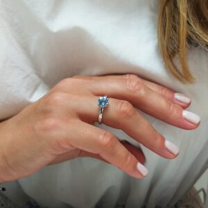 Anillo Oro blanco con Topacio
